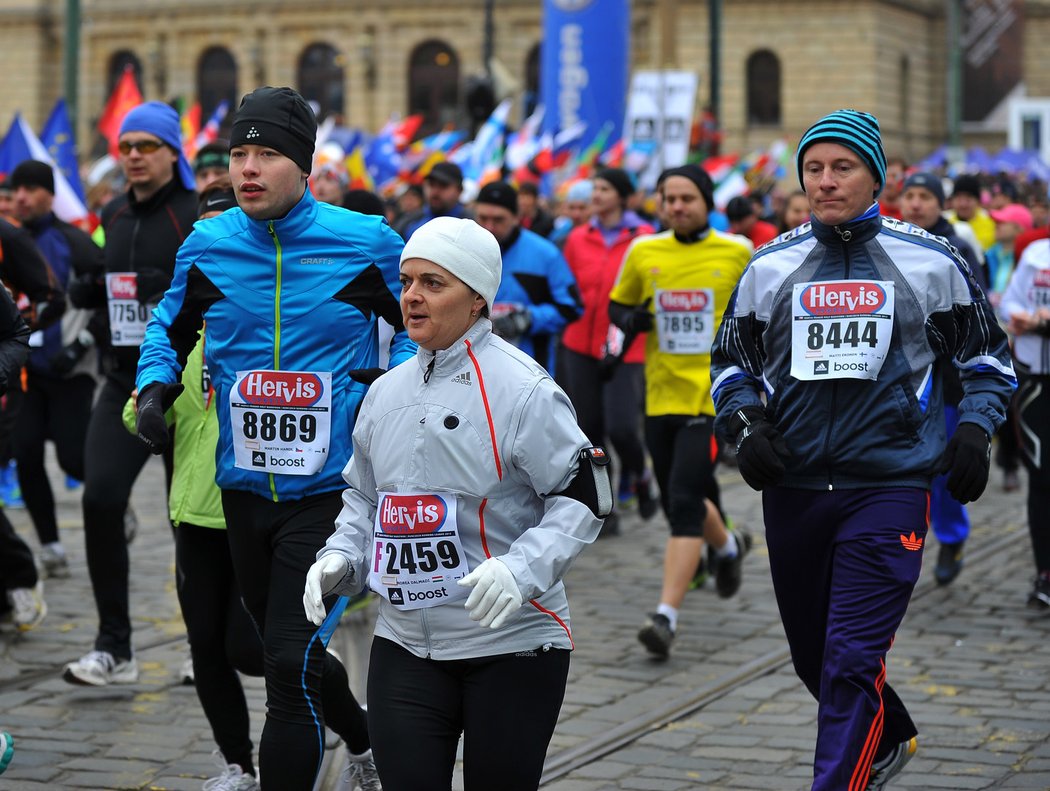Účastníci pražského půlmaratonu na trati při závodě