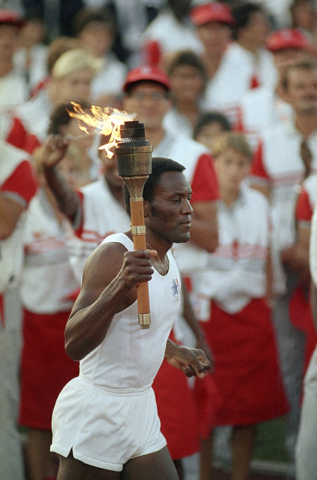 Krátce před padesátinami dostal Johnson příležitost zapálit olympijský oheň