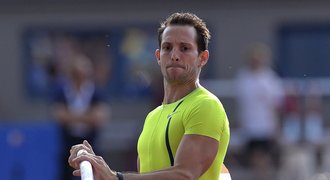 Lavillenie řádil na letišti v autě. Příště chce zkusit tandemový seskok