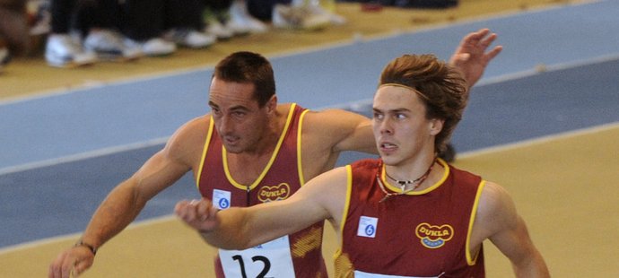 Ilustrační foto: Roman Šebrle a Adam Helcelet v cíli běhu na 60 metrů na mistrovství republiky ve víceboji