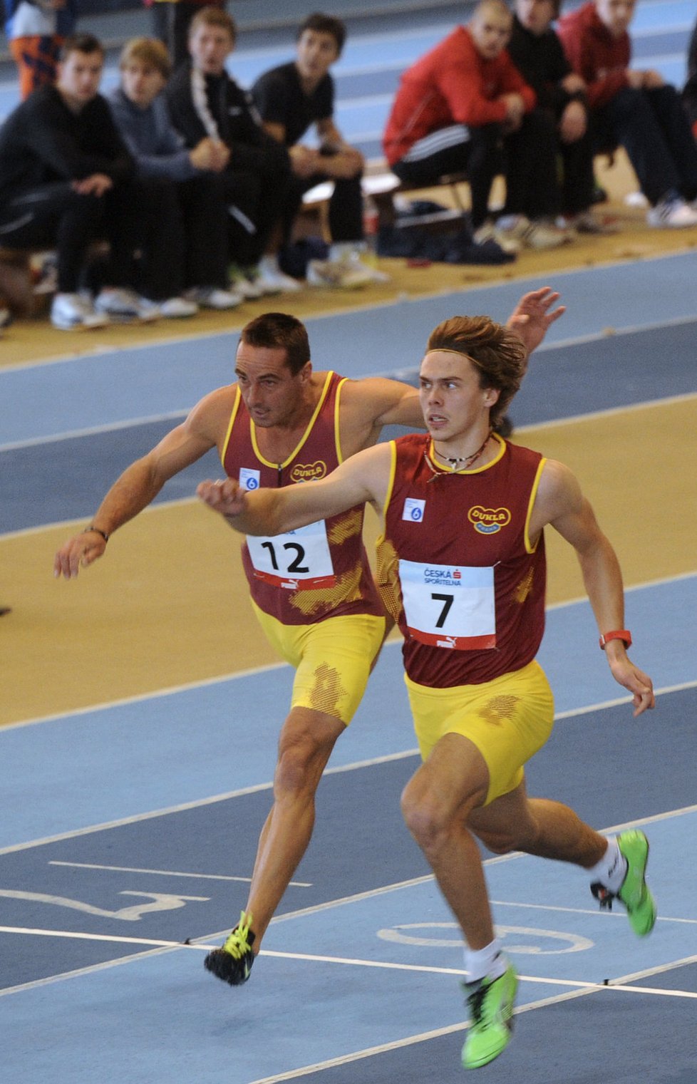 Roman Šebrle (vlevo) a Adam Sebastian Helcelet v cíli běhu na 60 metrů na mistrovství republiky ve víceboji
