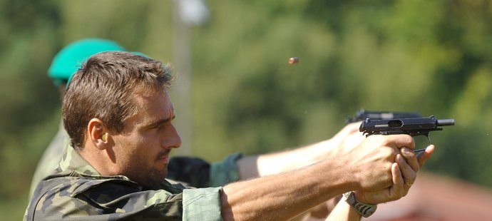 Roman Šebrle na vojenském cvičení Dukly v roce 2006