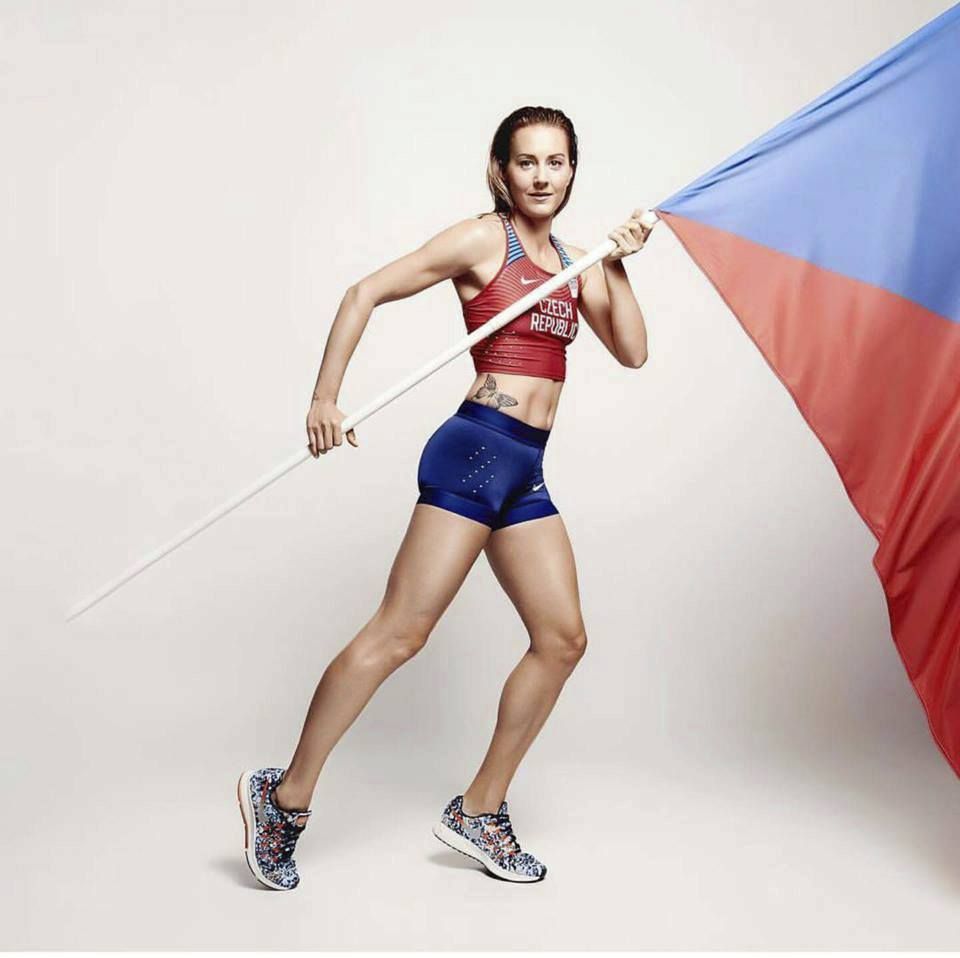 Atletka Denisa Rosolová draží své sportovní vybavení na pomoc hendikepovaným holčičkám.