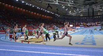 Čeští favorité na 400 m i překážkářka Škrobáková zvládli rozběhy