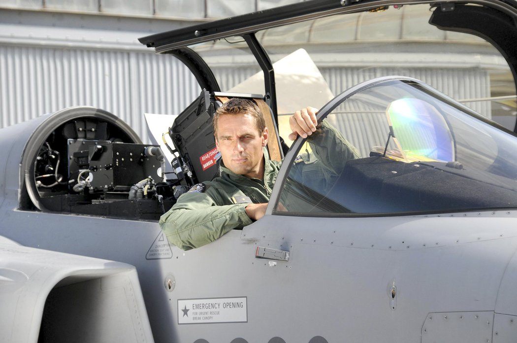 Roman Šebrle si při focení kalendáře vyzkoušel kokpit bojového letounu Gripen 211