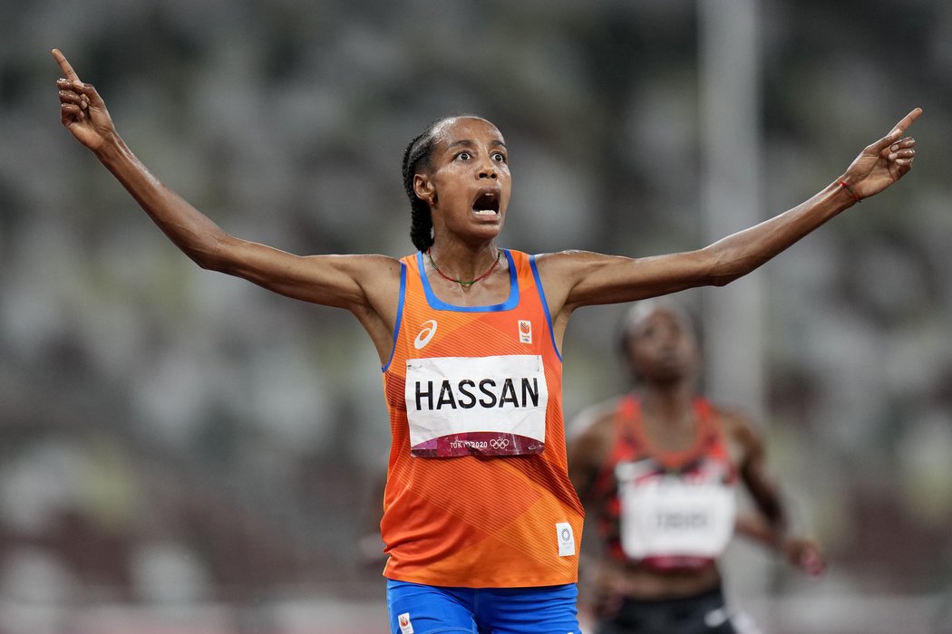 Sifan Hassanová se raduje z vítězství na olympijských hrách