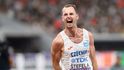 Český výškař Jan Štefela oslavuje bronzový triumf na mistrovství světa v Tokiu