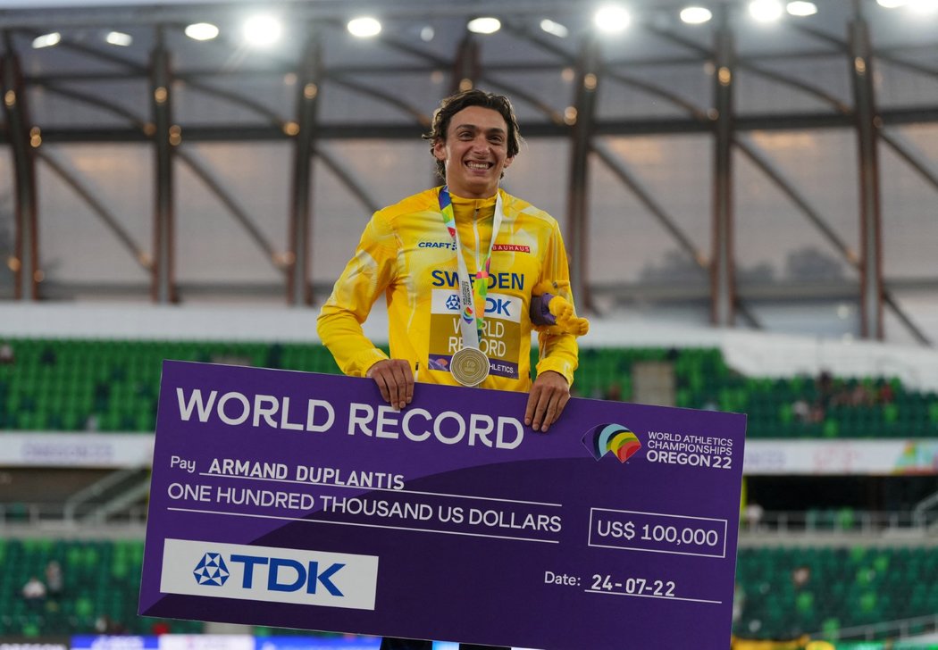 Tyčkař Armand Duplantis se chlubí dalším posunutím světového rekordu