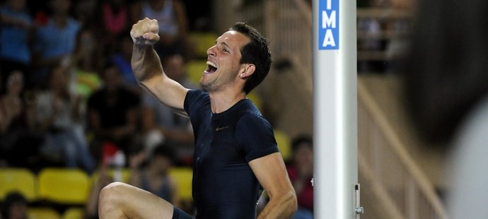 Francouzský tyčkař Renaud Lavillenie se výkonem 602 centimetrů postaral o vrchol druhého dne mítinku Diamantové ligy v Londýně. O centimetr si vylepšil osobní rekord a výkonem roku se osamostatnil na sedmém místě historických tabulek.