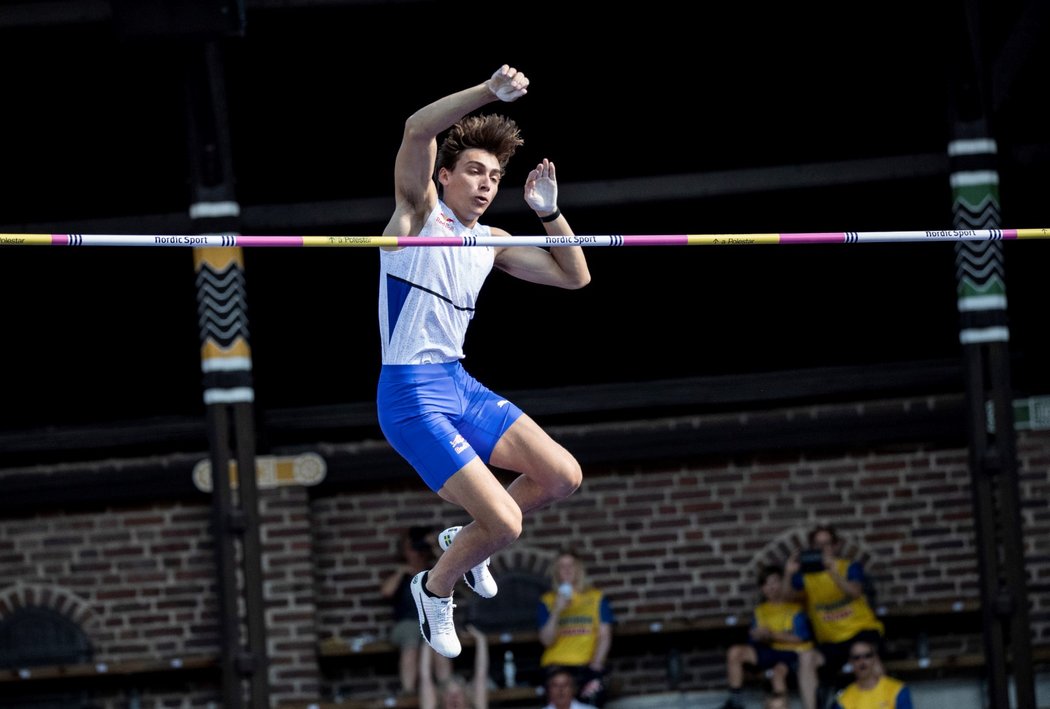 Jediný, kdo může Armanda Duplantise připravit o medaili na olympiádě v Tokiu, je on sám