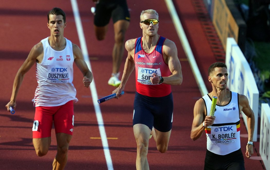 Český čtvrtkař Patrik Šorm finišuje během štafetového závodu na atletickém MS v Eugene