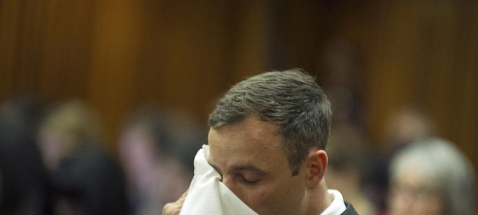 Oscar Pistorius si utírá slzy během soudního líčení