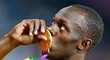 Usain Bolt naslouchá jamajské hymně se zlatou plackou na krku