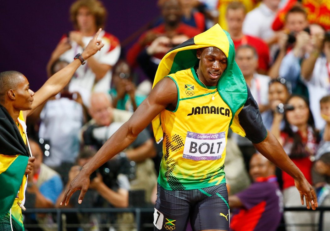 Usain Bolt si užívá svůj triumf s vlajkou své země na hlavě