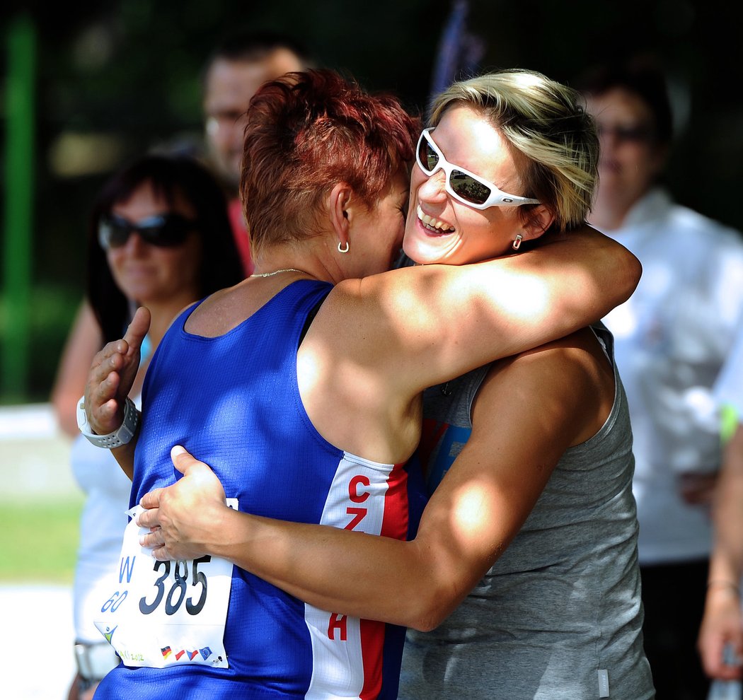 Barbora Špotáková se objímá se svou maminkou, kterou letos koučovala na veteránském šampionátu