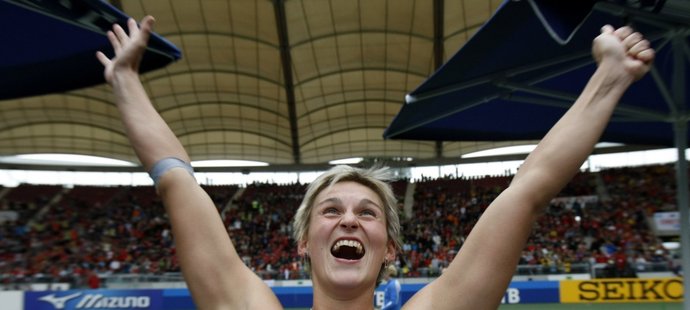 Barbora Špotáková se raduje ze světového rekordu.