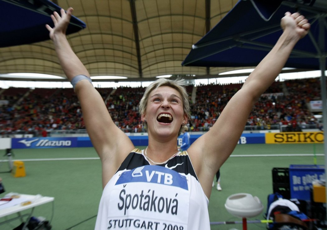 Barbora Špotáková se raduje ze světového rekordu.