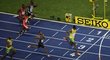 Jamajský sprinter Usain Bolt finišuje ve světovém rekordu v běhu na 100 metrů.