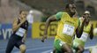 Usain Bolt vybíhá zatáčku na dvoustovce.