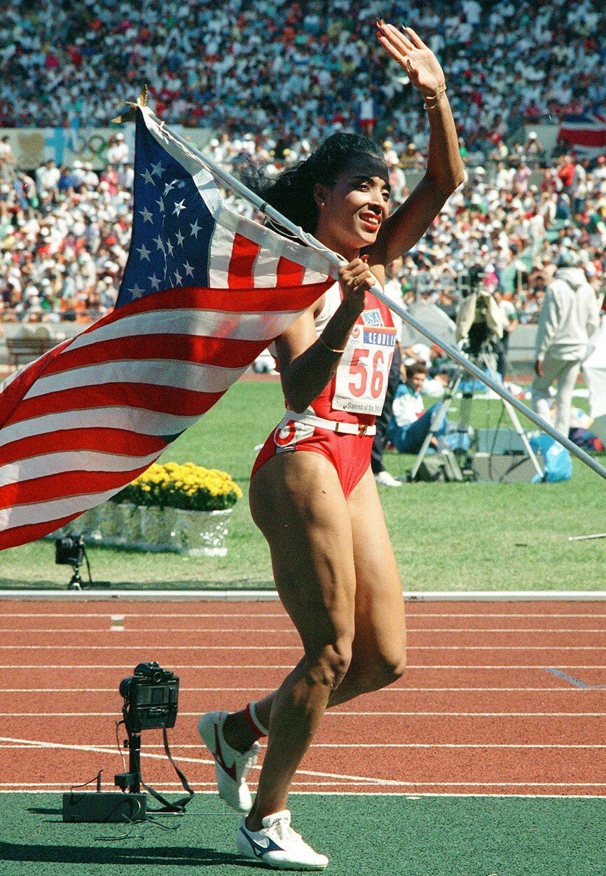 Legendární atletka z USA Florence Griffithová Joynerová v době, kdy překonávala světové rekordy na sprinterských tratích 