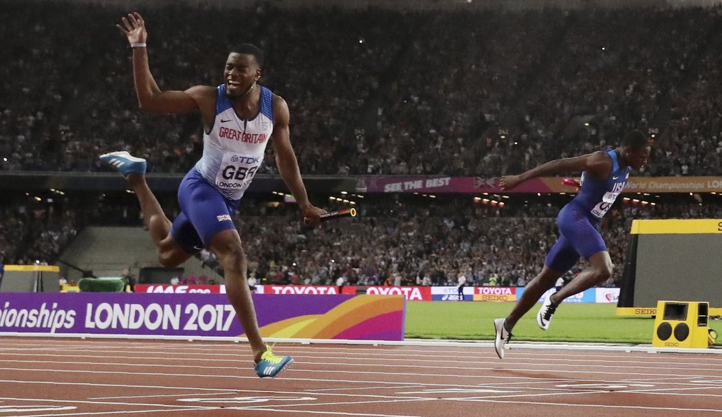 Cílová fotografie závodu 4x100m, který ovládli Britové