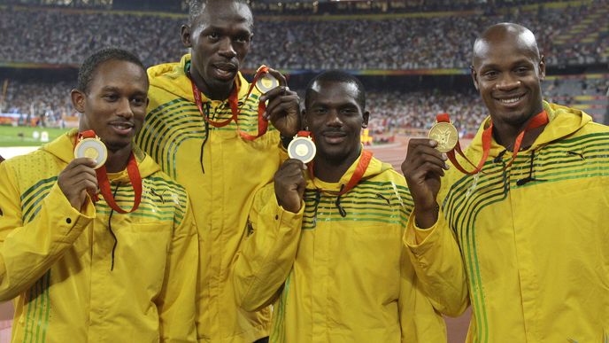 Nesta Carter (druhý zprava) připravil své parťáka o olympijské zlato