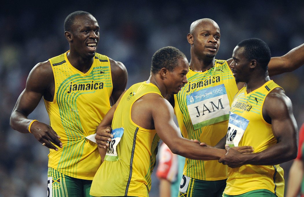Jamajská štafeta z olympiády v Pekingu přišla o zlato kvůli dopingu Nesty Cartera (vpravo)