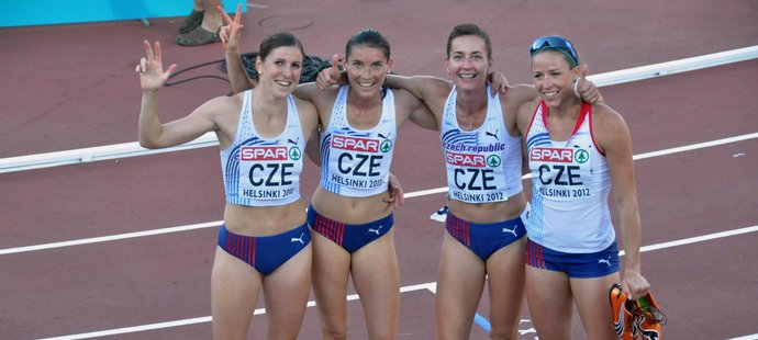 Štafeta (zleva) Zuzana Hejnová, Jitka Bartoničková, Denisa Rosolová a Zuzana Bergrová vybojovala na mistrovství Evropy v Helsinkách v závodu na 4x400 metrů bronzové medaile