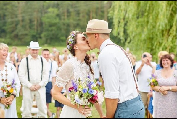 Bývalá překážkářka Denisa Rosolová a desetibojař Adam Sebastian Helcelet se vzali při romantickém obřadu v přírodě.