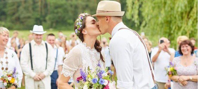 Bývalá překážkářka Denisa Rosolová a desetibojař Adam Sebastian Helcelet se vzali při romantickém obřadu v přírodě.