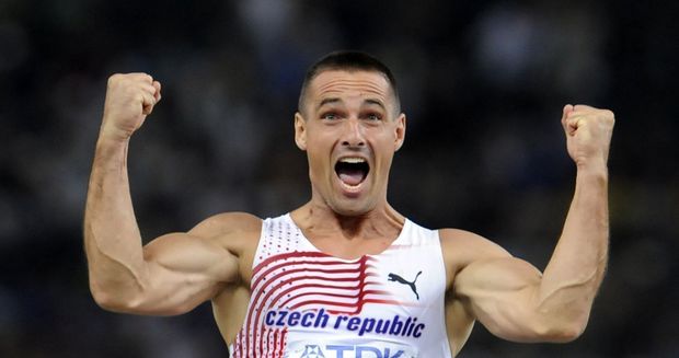 Roman Šebrle se raduje z podařeného pokusu ve skoku vysokém Roman Šebrle se raduje z podařeného pokusu ve skoku vysokém