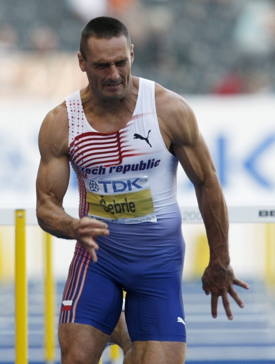 Roman Šebrle dobíhá do cíle závodu na 110 metrů překážek
