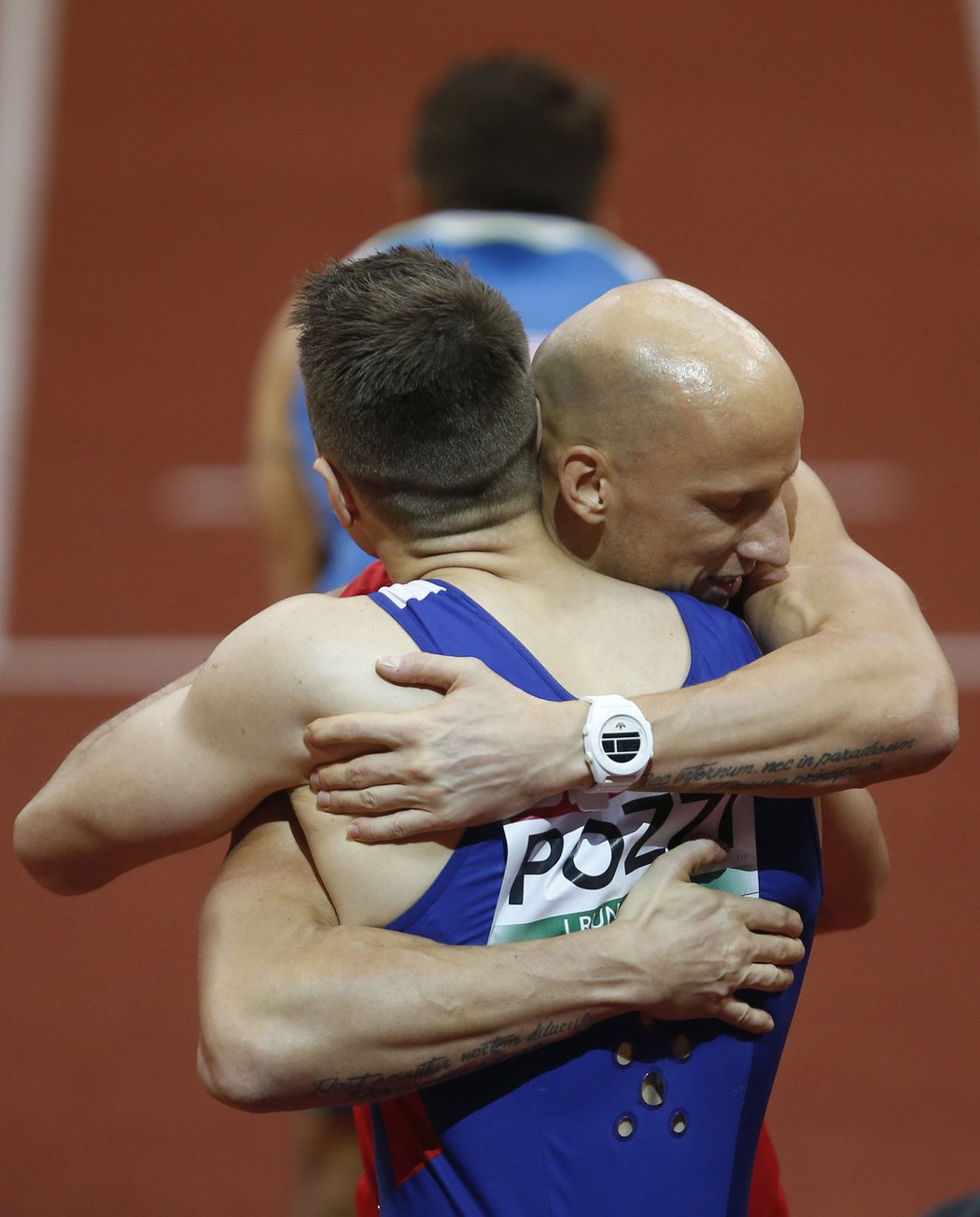 Český překážkář Petr Svoboda přijímá gratulace od soupeřů poté, co získal na halovém ME bronzovou medaili