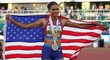 Sydney McLaughlin pózuje s medailí a americkou vlajkou