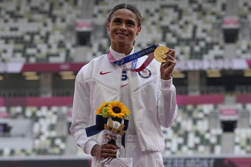 Sydney McLaughlinová po právu drží v ruce zlatou medaili
