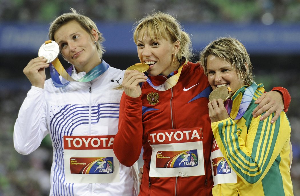 Medailistky. Zleva Barbora Špotáková, Maria Abakumovová a Jihoafričanka Sunette Viljoenová.