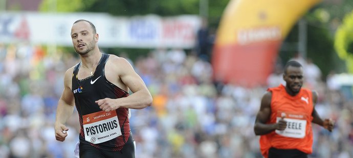 Hon na beznohého atleta Pistoriuse postrádá smysl, se zdravými by měl dál závodit