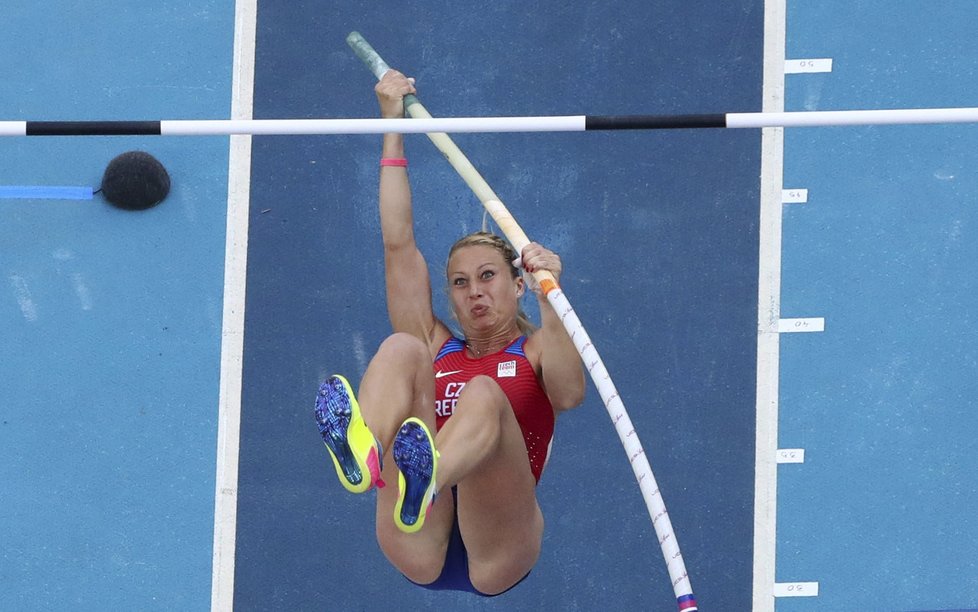 Jiřina Ptáčníková v kvalifikaci tyčkařek na olympiádě v Riu