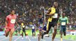 Usain Bolt vítězně probíhá cílem