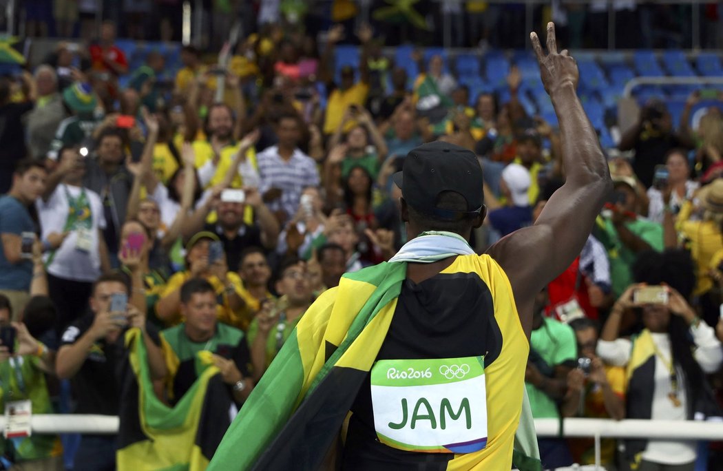 Usain Bolt zdraví nadšené fanoušky
