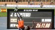 Joshua Cheptegei slaví svůj světový rekord na 10 000 metrů ve Valencii