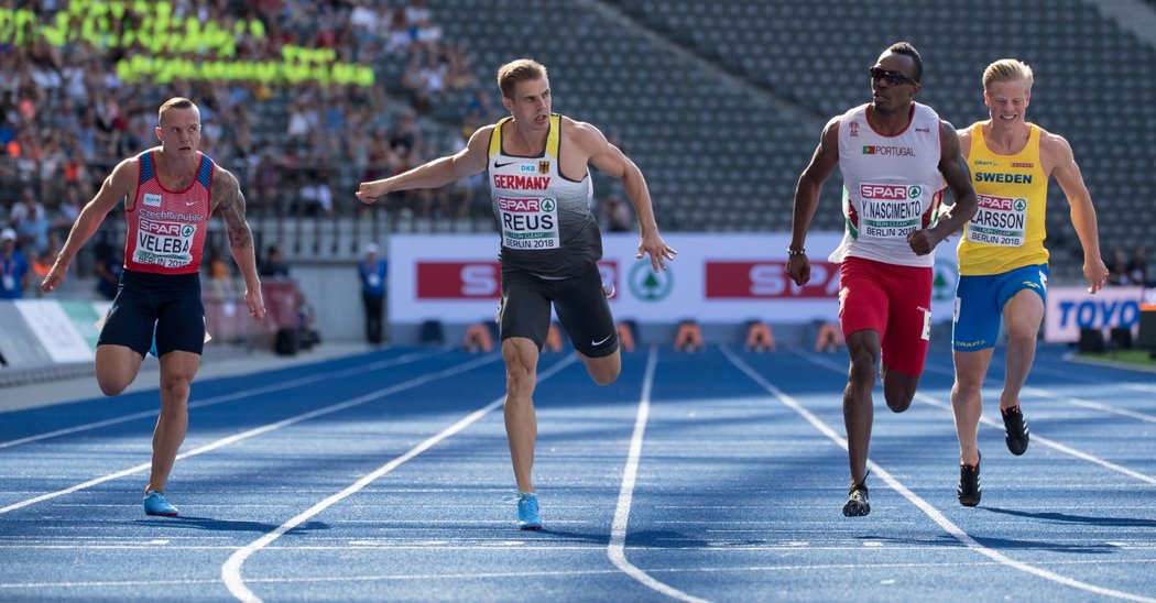 Český sprinter Jan Veleba (vlevo) při závodech na atletickém ME v Berlíně