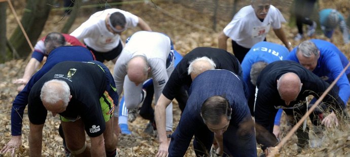 Běžci drápající se na Hrádek při Velké Kunratické