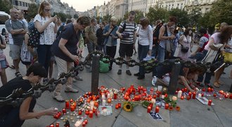 Václavské náměstí se zahalilo do smutku. Lidé uctili památku Čáslavské