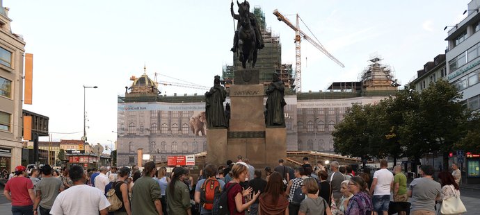 Lidé na Václavském náměstí uctili památku zesnulé Věry Čáslavské