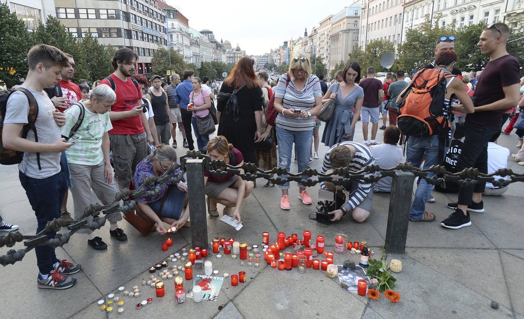 Lidé na Václavském náměstí uctili památku Věry Čáslavské