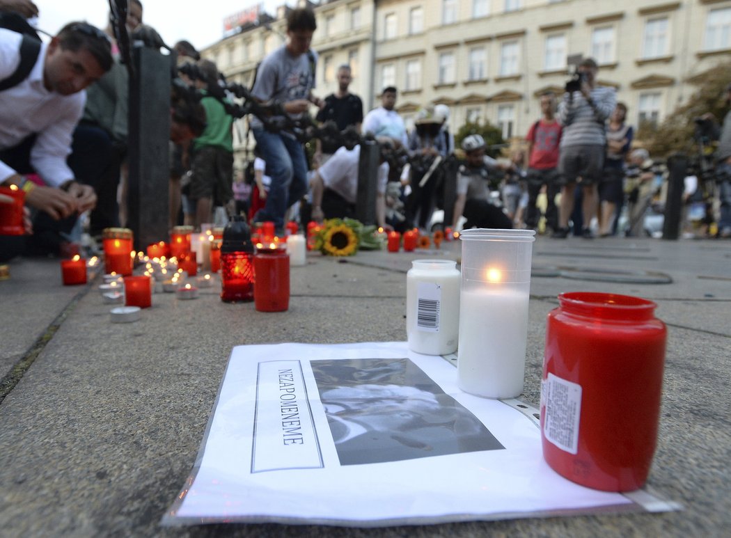 Na Václavském náměstí lidé zapalovali svíčky pro zesnulou Věru Čáslavskou