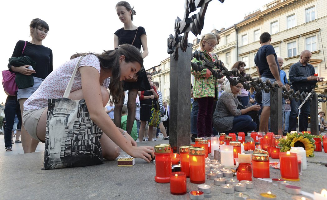 Lidé na Václavském náměstí uctili památku zesnulé Věry Čáslavské