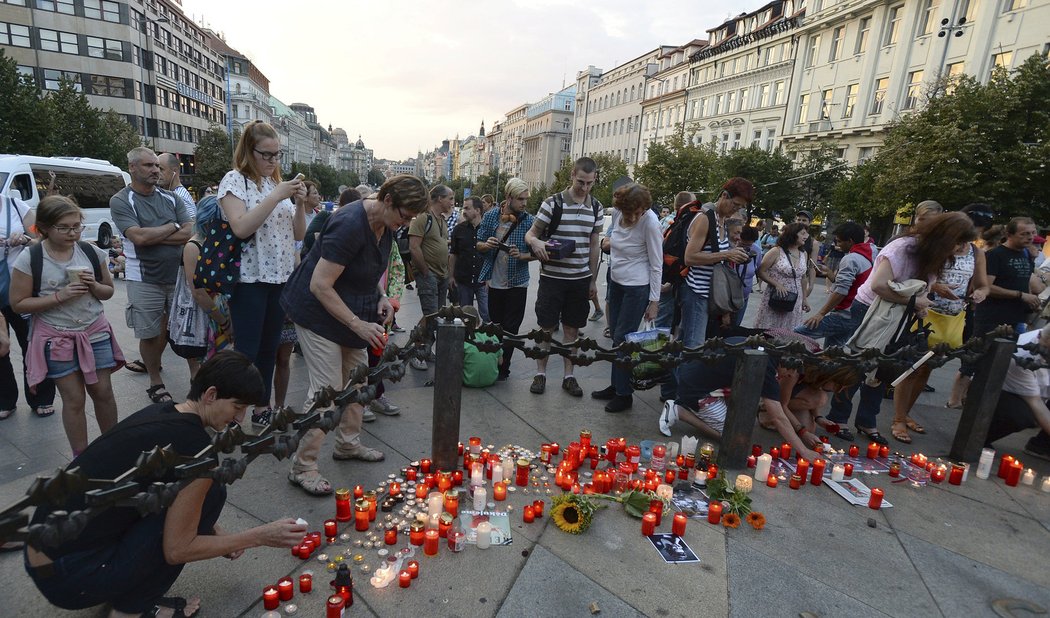 Lidé na Václavském náměstí uctili památku zesnulé Věry Čáslavské