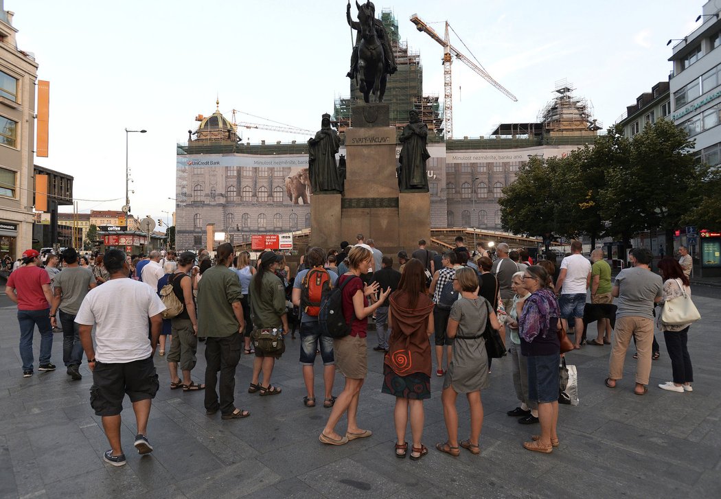 Lidé na Václavském náměstí uctili památku zesnulé Věry Čáslavské